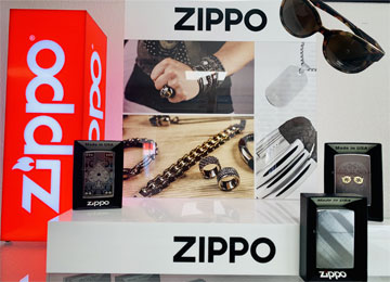 Vitrine ZIPPO, briquets, lunettes de soleil, maroquinerie & bijoux